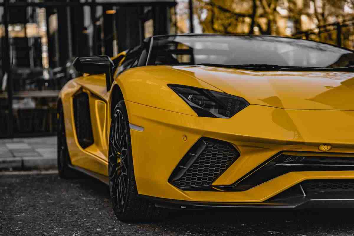 Porta la Lamborghini in officina: il preventivo è altissimo, prende una decisione che fa il giro del web (VIDEO)