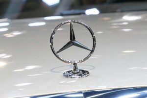 Questa vecchia Mercedes ha quasi 1 milione di km: un elemento da 14 euro l'ha "salvata" e resa eterna