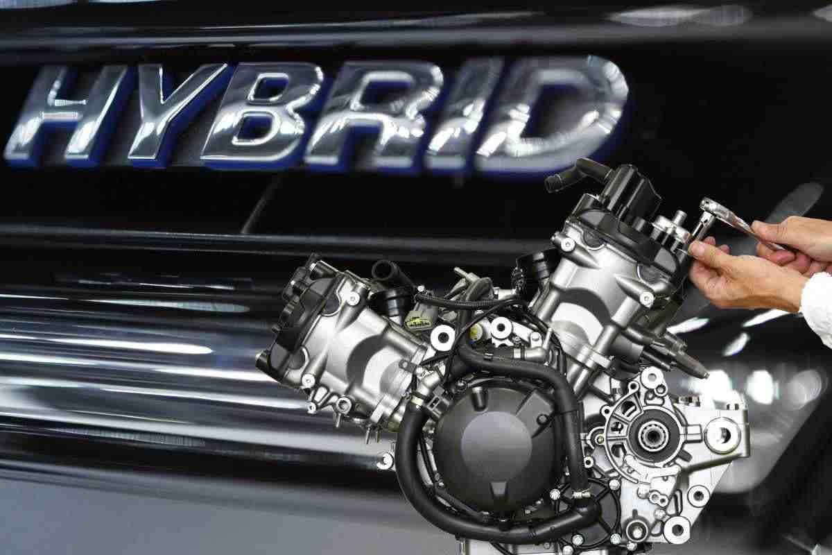Mercato moto, a sorpresa arriva una collaborazione anglocinese un'ibrida super tecnologica