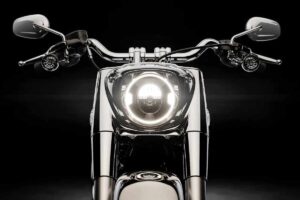 Harley-Davidson presenta un nuovo mostro: prezzo record e stile old school, costa quanto un SUV