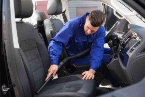 Tappezzeria auto ecco come pulirla