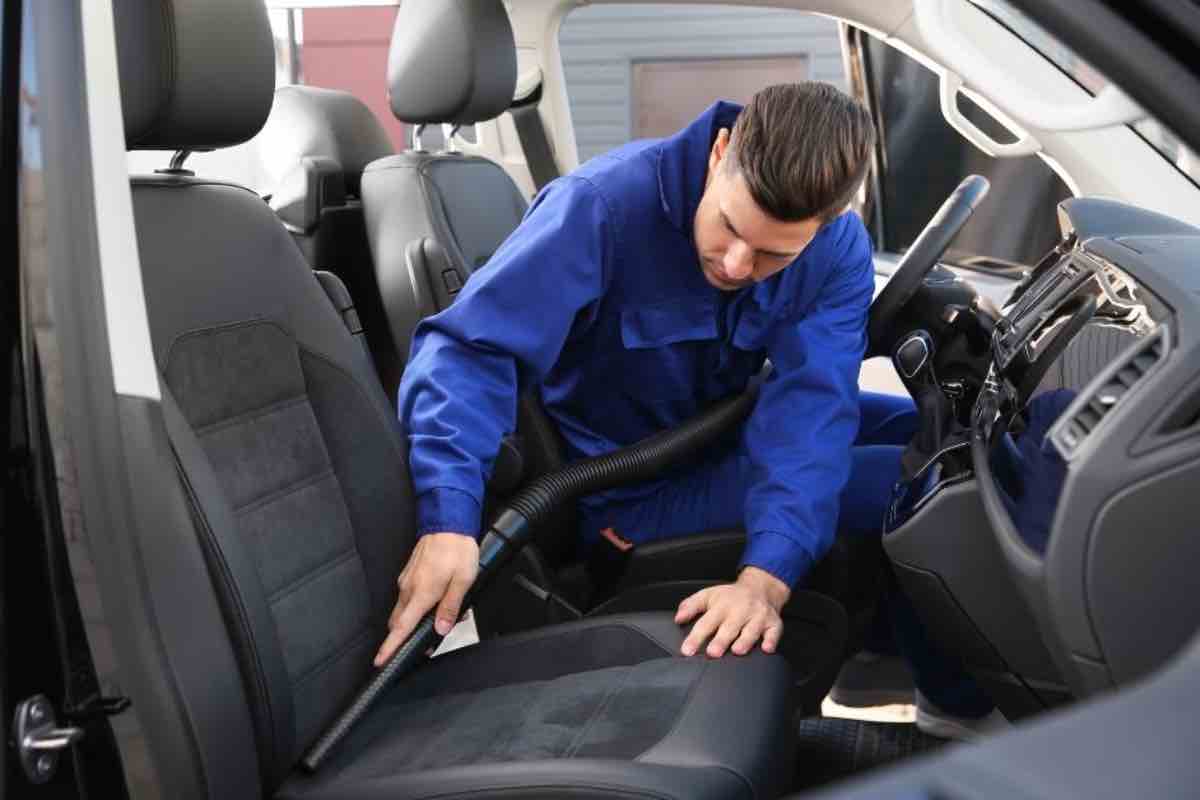 Tappezzeria auto ecco come pulirla