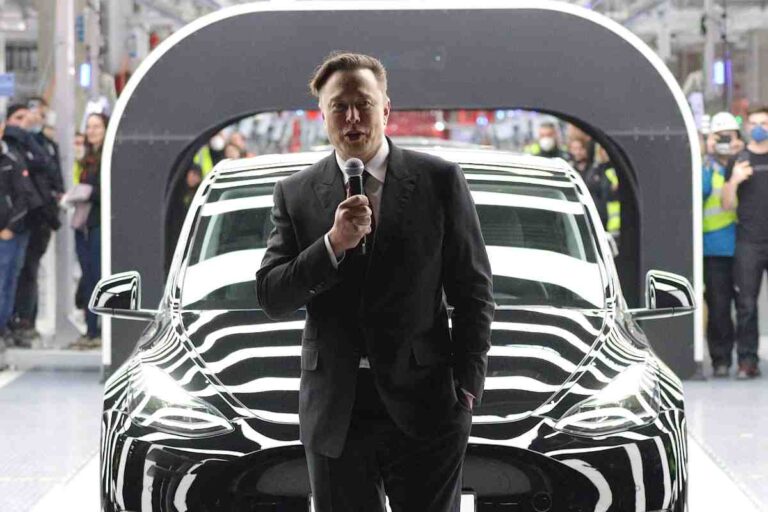 Tesla, trapelano altre novità terribili: la decisione presa fa tremare tutti gli operai