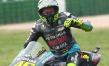Valentino Rossi in pista con i suoi ragazzi
