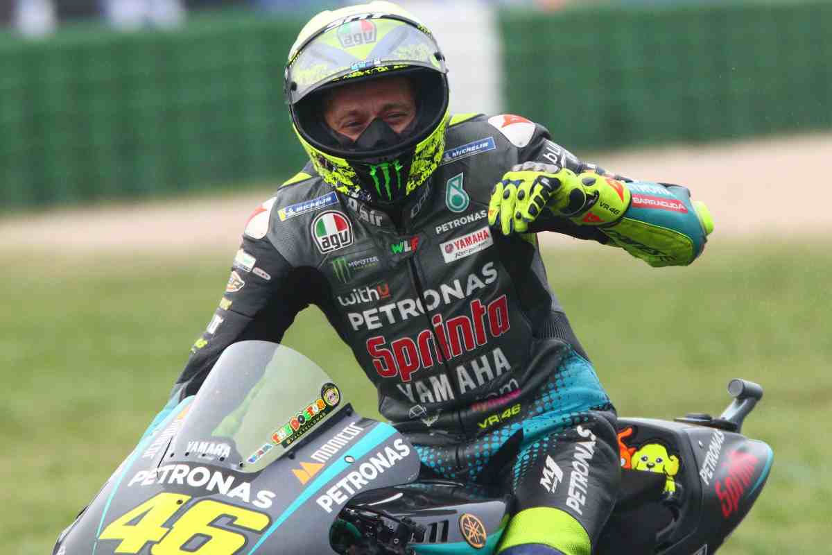 Valentino Rossi in pista con i suoi ragazzi