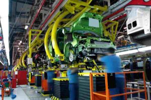 Colosso dell'automotive in crisi: in fabbrica stanno cominciando i tagli al personale
