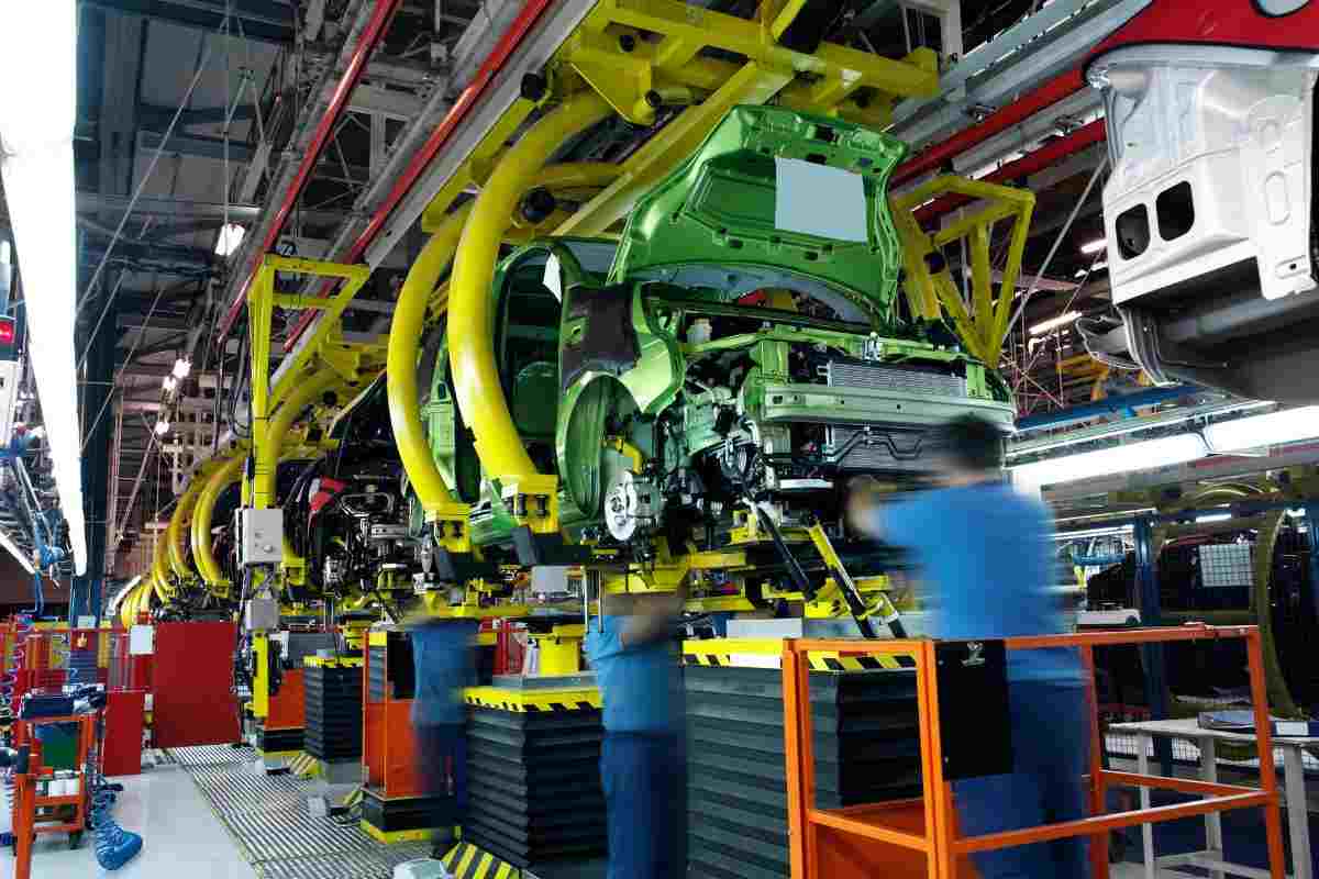 Colosso dell'automotive in crisi: in fabbrica stanno cominciando i tagli al personale