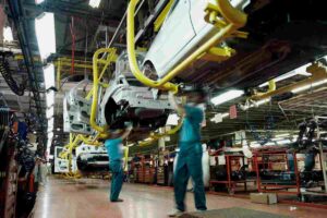 Colosso dell'automotive licenzia metà dei suoi dipendenti: il collasso delle elettriche fa temere il peggio
