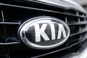 Kia, allarme rosso per il modello di punta: c'è un problema grave, costretti al richiamo