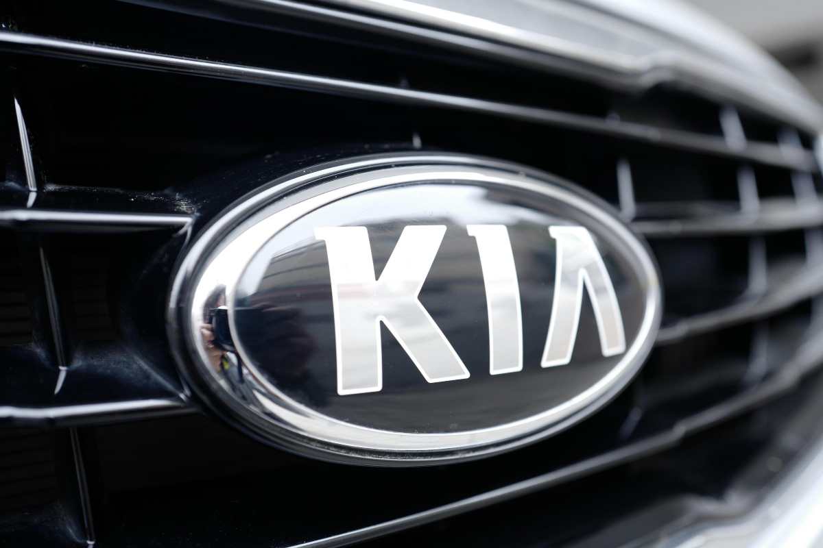 Kia, allarme rosso per il modello di punta: c'è un problema grave, costretti al richiamo