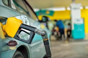 Schiaffo all'elettrico, il colosso torna sui suoi passi: decisione definitiva sul carburante del futuro?
