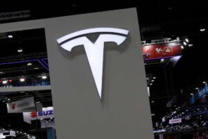 L'auto con "logo" Tesla che non è una Tesla: il SUV in cui c'è anche lo zampino di Stellantis