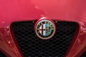 Alfa Romeo, frullato estremo tra una Tesla e una Ferrari: potenza pura e tanta tecnologia, è il ritorno del mito (FOTO)