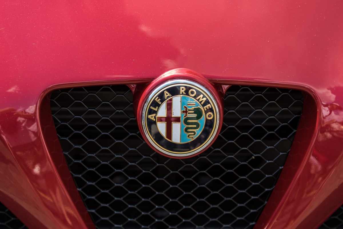 Alfa Romeo, frullato estremo tra una Tesla e una Ferrari: potenza pura e tanta tecnologia, è il ritorno del mito (FOTO)