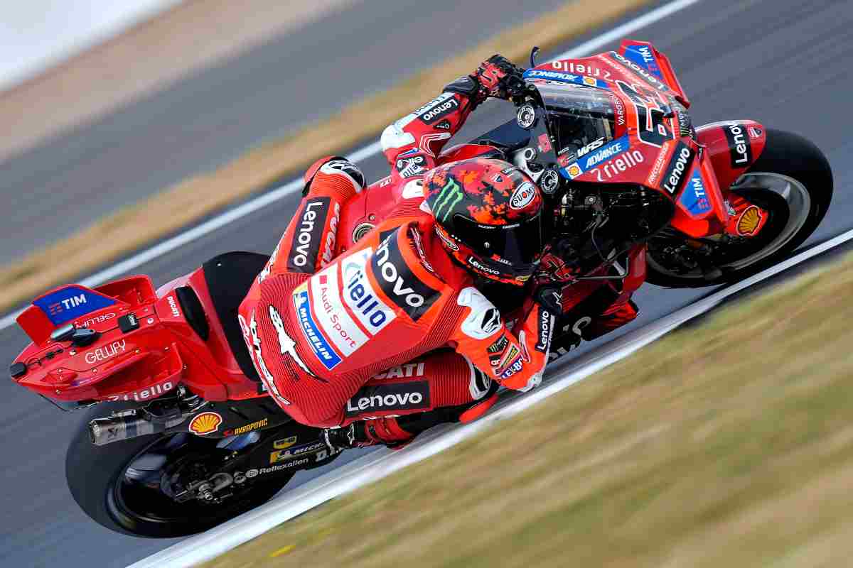Pecco Bagnaia difende da Acosta