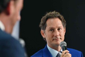 Piovono critiche su John Elkann