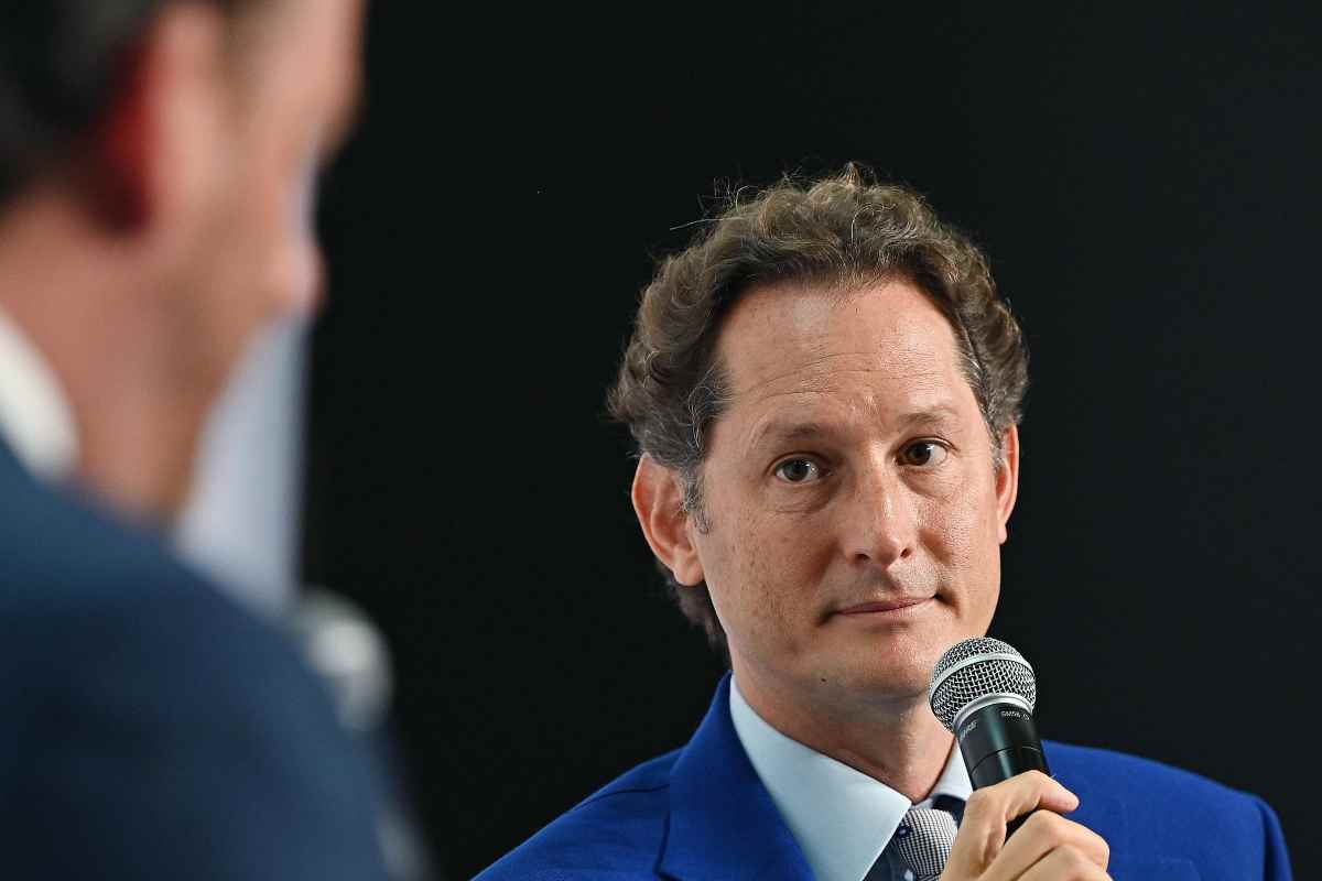 Piovono critiche su John Elkann