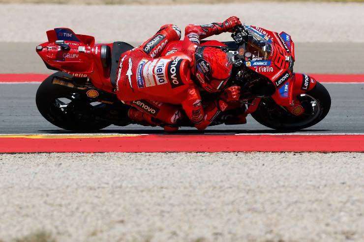 Marc Marquez limitato nelle curve a destra
