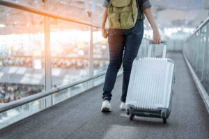 Le nuove regole in aereo per i bagagli a mano: le novità per chi viaggia in Europa, attenti che rischiate grosso