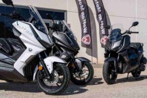 Honda e Yamaha tremano, spunta un nuovo super scooter: costa pochissimo e non gli manca nulla