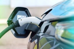Auto elettriche, spunta un nuovo problema grave: l'intera industria può finire in ginocchio