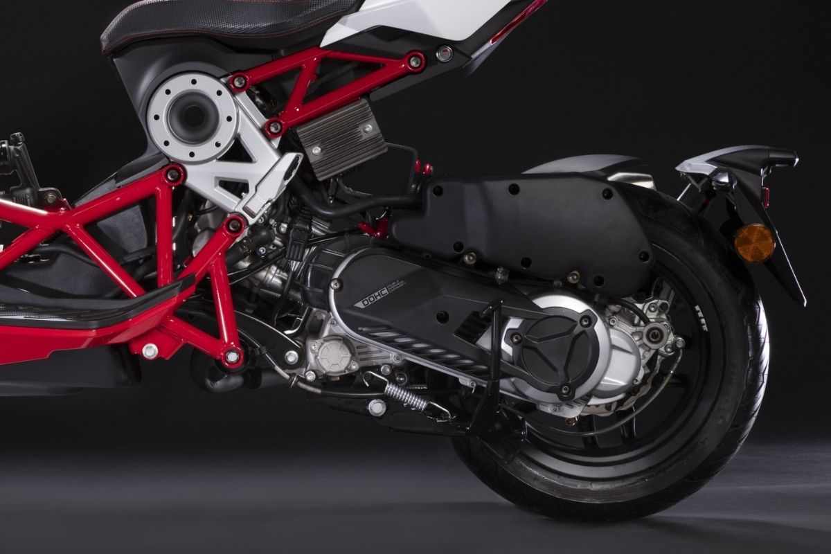 Yamaha T-Max sotto attacco, il nuovo scooter italiano può fare il vuoto: prezzo compatto e tanta tecnologia