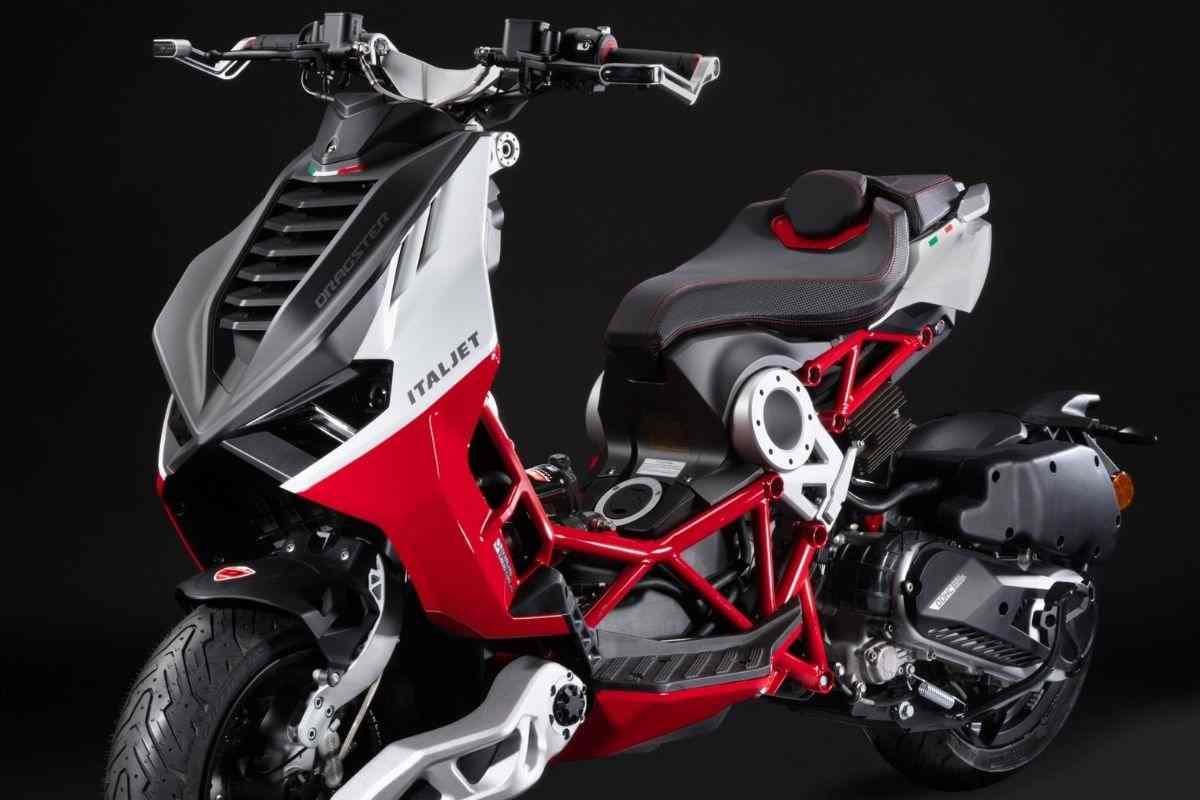 Yamaha T-Max sotto attacco, il nuovo scooter italiano può fare il vuoto: prezzo compatto e tanta tecnologia