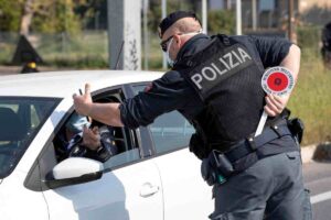 Pioggia di multe in arrivo, nuovo sistema infallibile: la Polizia non ha più bisogno di fermarti, vieni beccato sicuro