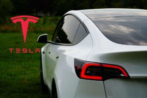 La Tesla diventa diesel? Incredibile quanto accaduto: mai vista un'auto del genere (VIDEO)