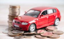 modellino di auto su monete