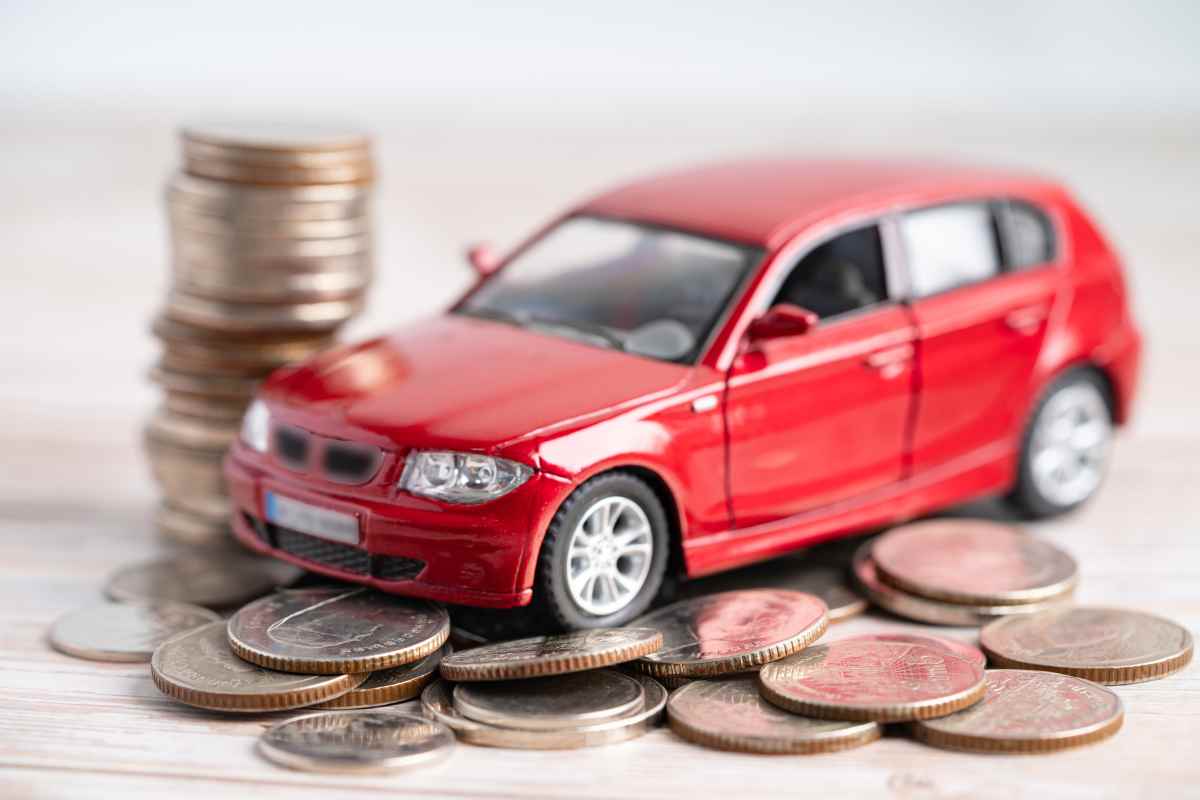 modellino di auto su monete