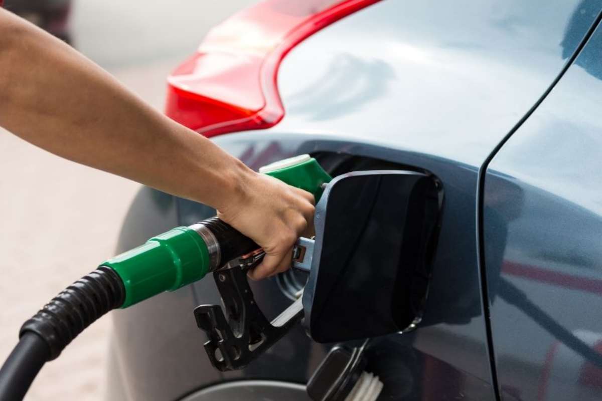 Benzina rimborso di 100 euro per tutti