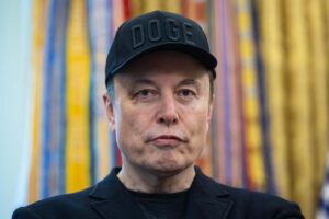 Elon Musk si prende casa Ferrari