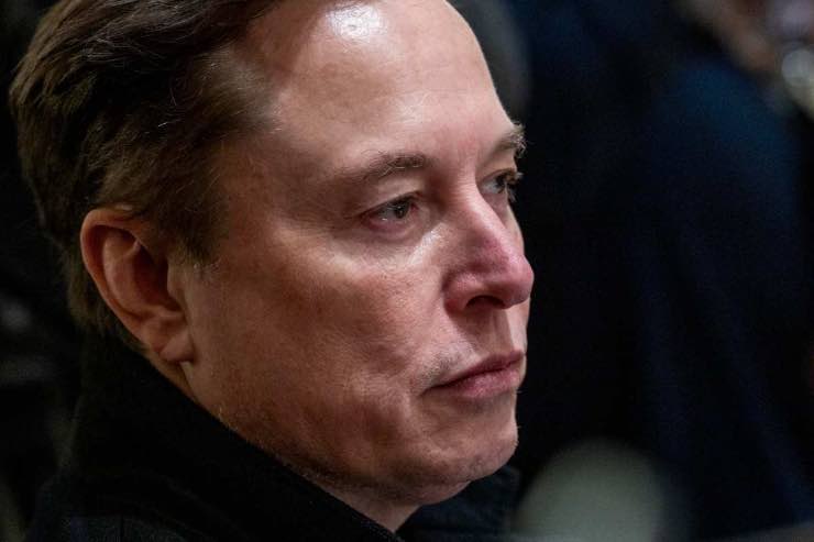 Elon Musk si punta su IA e robotaxi