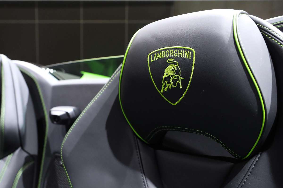 Lamborghini, la leggenda dietro questo colore iconico: c'è di mezzo un vestito