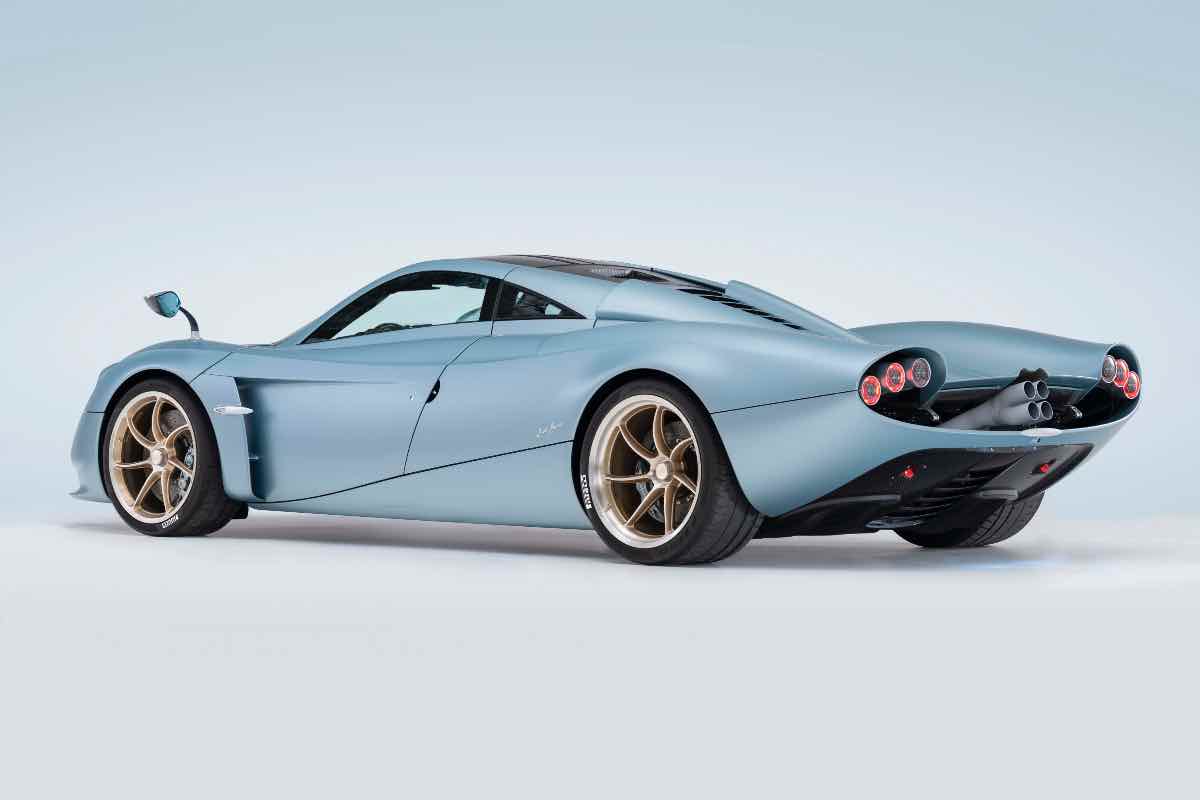 Supercar italiana sfrutta ancora il mitico V12