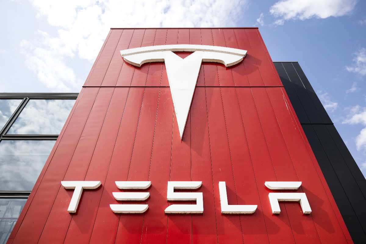 Devastante incidente per Tesla