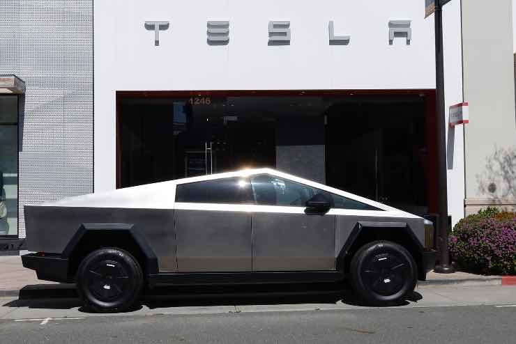 Tesla Cybertruck crollano le vendite
