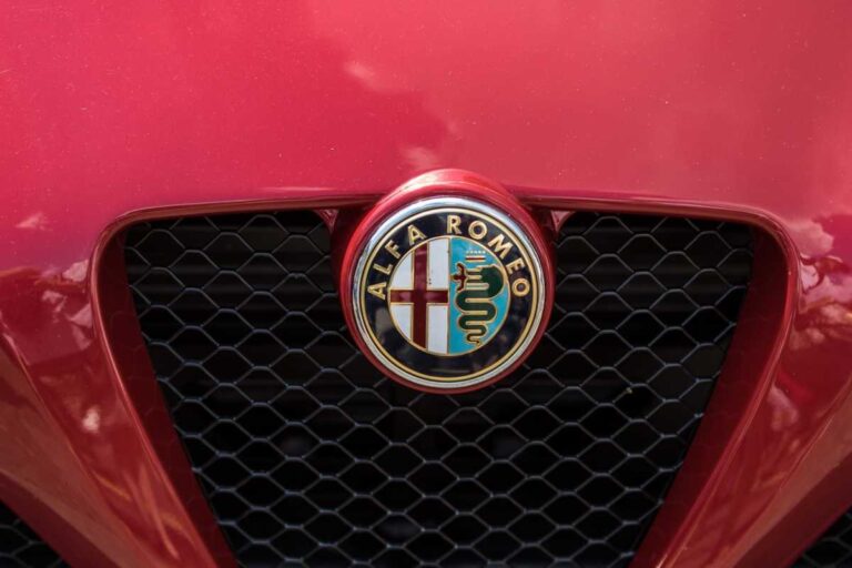 Alfa Romeo, il modello più sportivo mai visto: sembra un piccolo incrocio tra una Porsche e una McLaren (VIDEO)