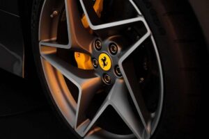 Ferrari, rifiuto senza precedenti: l'uomo si regala la nemesi della Rossa per pura ripicca