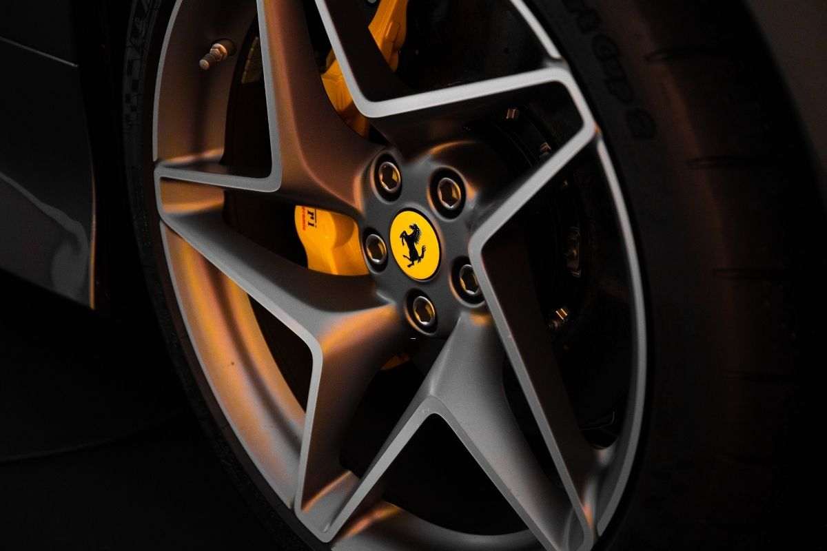 Ferrari, rifiuto senza precedenti: l'uomo si regala la nemesi della Rossa per pura ripicca