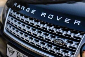 Pesante guaio per Range Rover: richiamato il famoso modello, c'è un grave problema di sicurezza