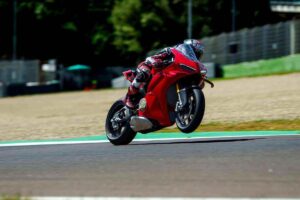 Follia in sella alla Ducati