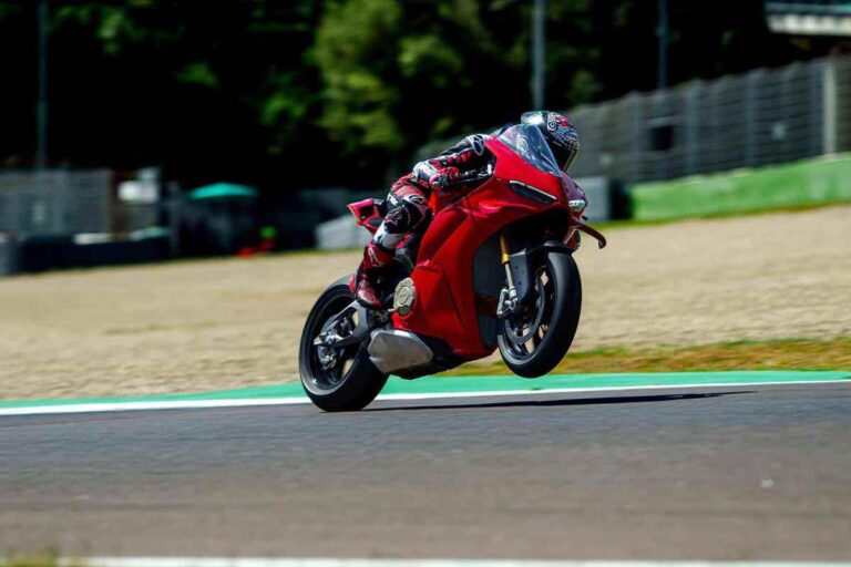 Follia in sella alla Ducati
