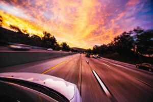 Folle corse in autostrada
