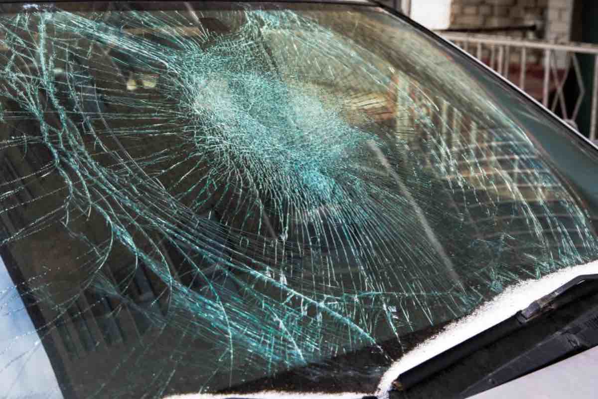 Vetro auto perché non si formano schegge