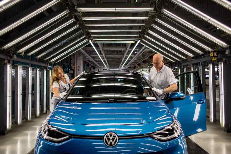 Volkswagen fabbrica la produzione va avanti