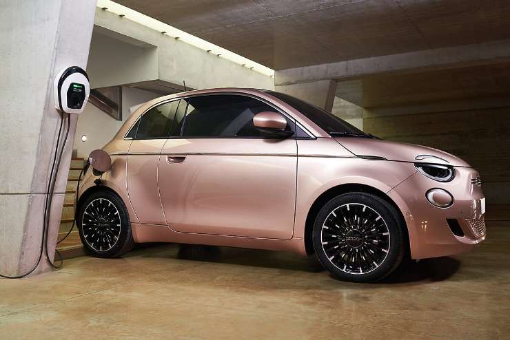 Fiat 500e in ricarica ed acquistabile con gli incentivi