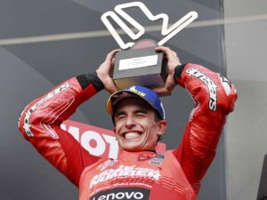 Marc Marquez esulta dopo aver vinto il titolo mondiale