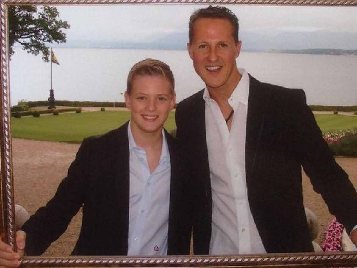 Michael Schumacher sorridente con il figlio Mick